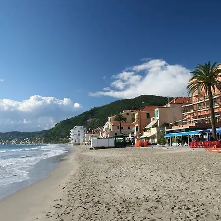 Attico Fronte Mare Molo Di * Alassio